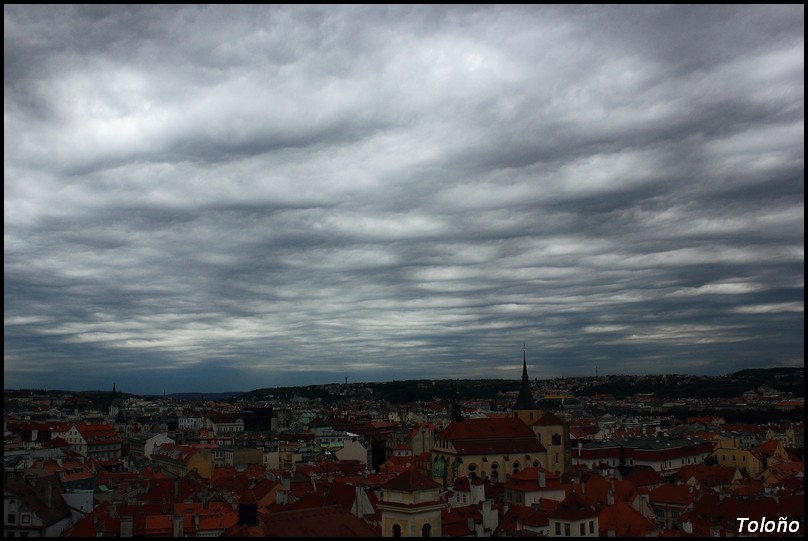 Asperatus
Amenazador y a la vez tenebroso cielo con asperatus o altoestratus undulatus sobre Praga
