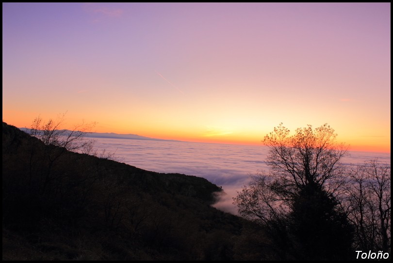 Foto hecha el atardecer del 28 de Noviembre desde el monte Toloño; al fondo asoma parte de la Demanda.
