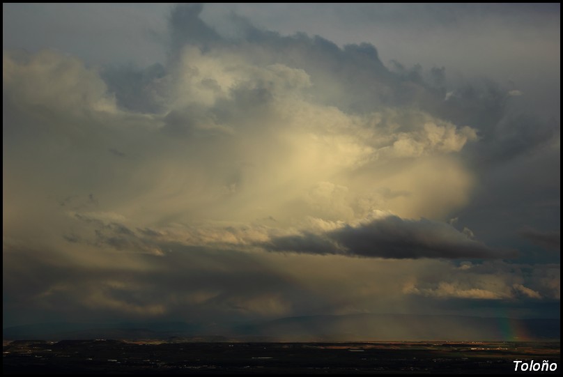 Foto realizada desde el pueblo de Cellorigo, mientras una nube descarga algo de precipitación sobre pueblos riojanoalteños.
