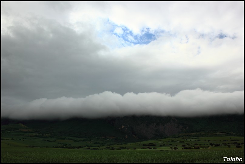 Nube de foehn sobre la Sierra de Cantabria. 
