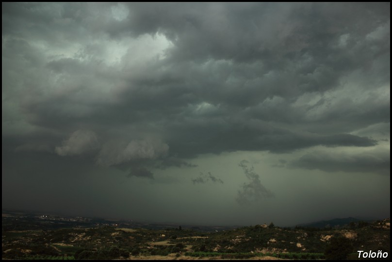 Una tarde noche tormentosa deja acumulados en La Rioja Alta de más de 50 mm
