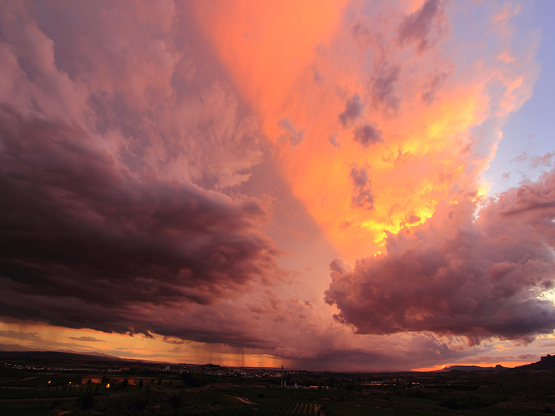 Sombras retroproyectadas al ocaso
Menudo espectáculo visual me encontré aquel atardecer al salir para fotografiar las tormentas que descargaban entre Burgos y La Rioja. Curioso ocaso aquel con aquellas nubes "iluminadas" sólo por una parte.

