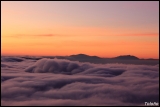 Mar de nubes con los montes Obarenes al fondo