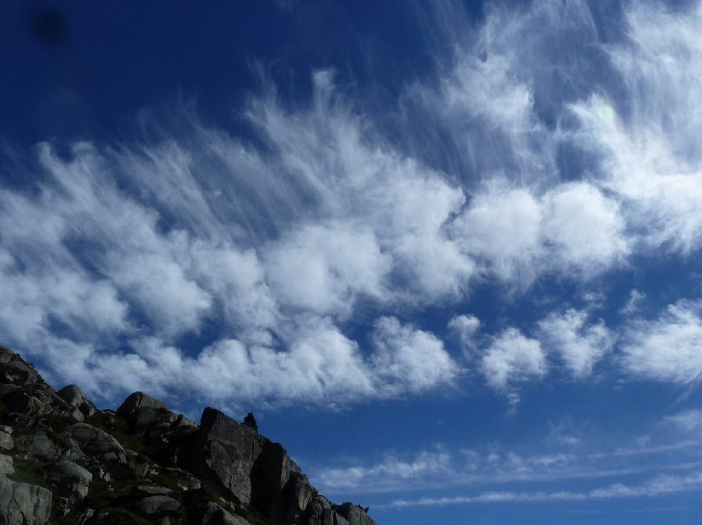 Altocumulus floccus
"Nubes de algodón en la montaña"
