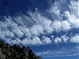 Nubes de algodón en la montaña