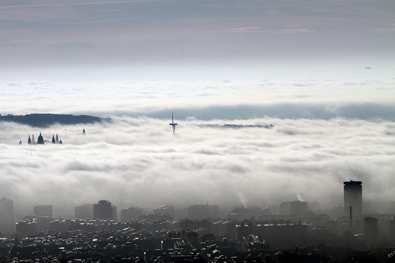 Stratus nebulosus
"Superviviendo en el horizonte". La ciudad ha desaparecido. A lo lejos, junto al horizonte quebrado de Montjuic, algunas estructuras se niegan a ser engullidas por la esencia blanca de la niebla.

