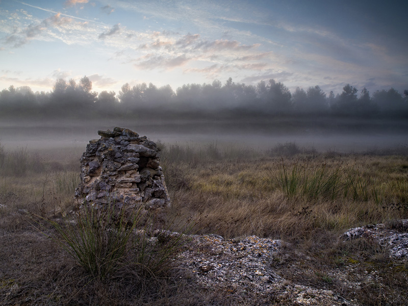 Los fantasmas del amanecer.
otoño ha llegado y los primeros fríos y nieblas se dejan sentir en el Parque Natural de la Sierra de Mariola el viejo pozo emerge como un fantasma de entre la niebla.
