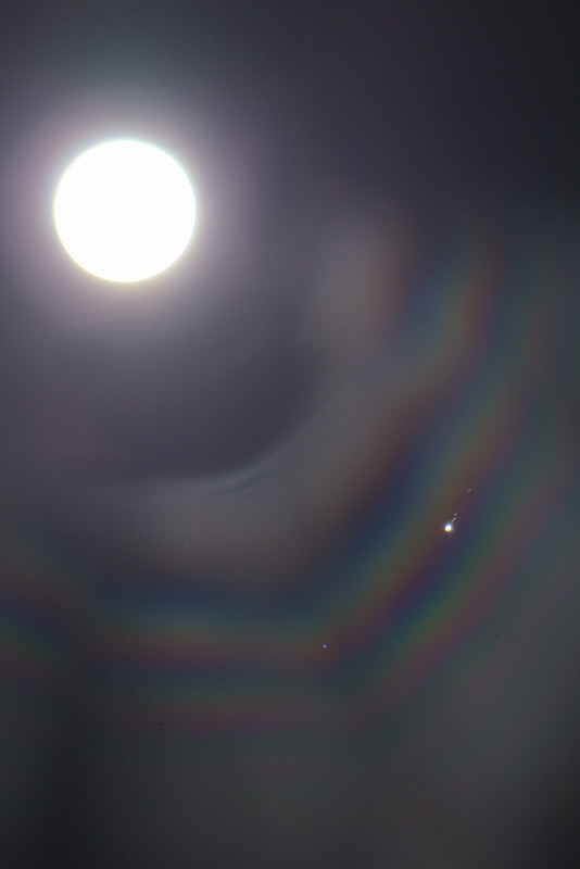 Polen
Fotografiando el acercamiento de la posición lunar con Júpiter en un cielo nocturno claro y sin nubes, pero al cabo de un rato me di cuenta que con una determinada exposición se mostraba en la toma una vistosa corona lunar, evidenciando la presencia de la masa neblinosa de polen en el cielo.
