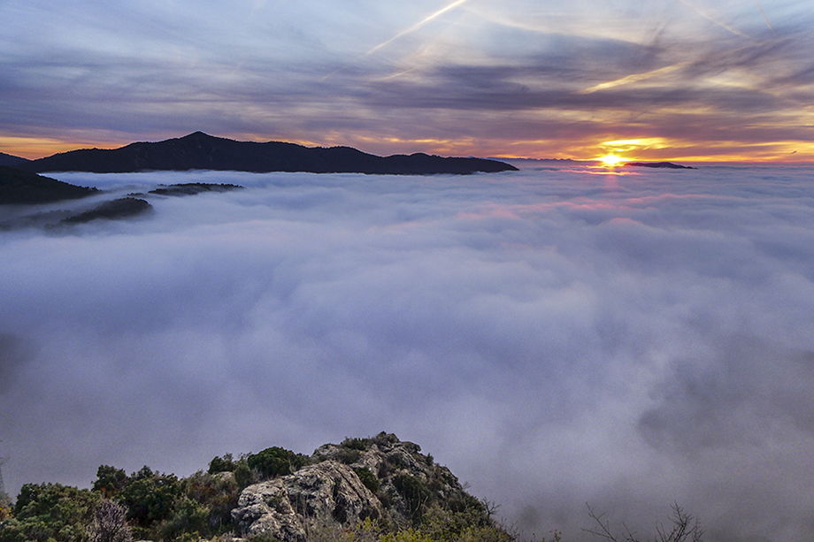 Mar de nubes en Tarragona
Mar de nubes por debajo y nubes altas con estelas de condensación por arriba. 
Álbumes del atlas: mar_de_nubes
