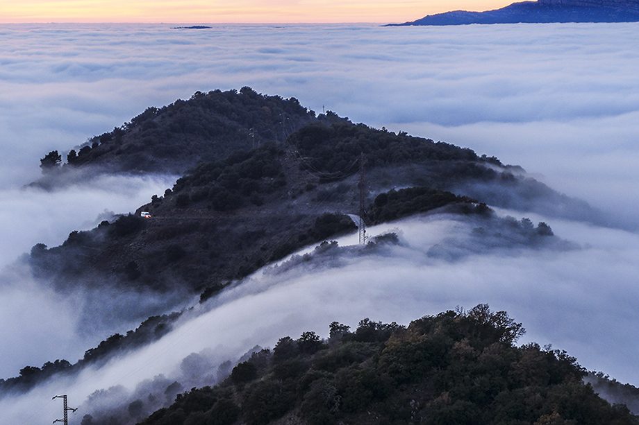 Cascada de niebla
Cascada de niebla traspasando una de las sierras del interior de Tarragona.
Álbumes del atlas: mar_de_nubes