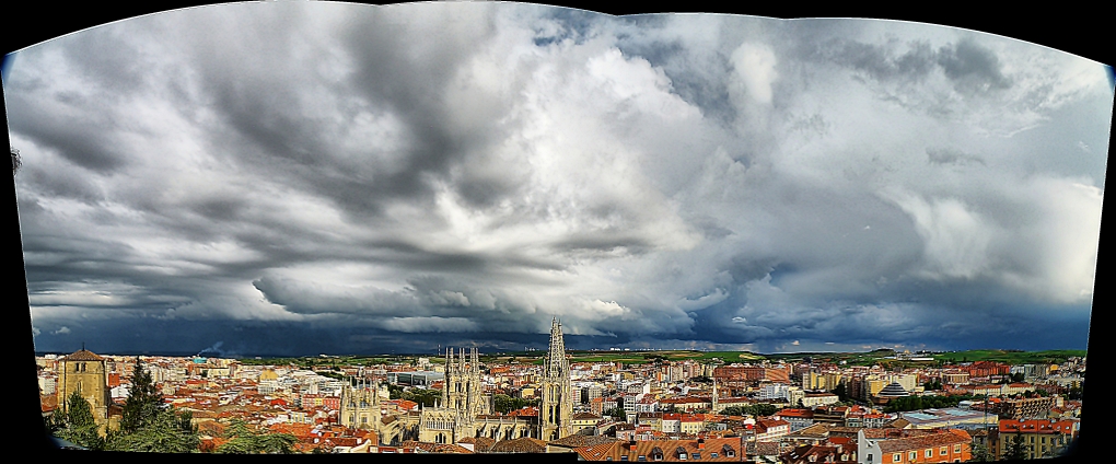 Burgos en estado puro, Mayo 2011.
Panorámica de 6 fotos con primer plano de la catedral y tormenta sobre la Demanda burgalesa, con unos indicios de wall could.
