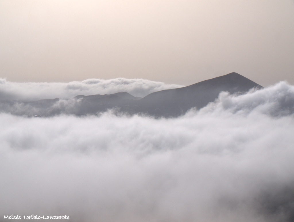 Stratus y Calima
Calima y baja inversión. Mar de nubes a muy baja cota. Interior de Lanzarote.
Álbumes del atlas: niebla_desde_dentro estratos calima