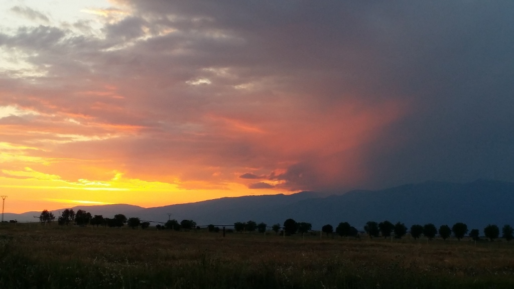 Cortina de fuego
Candilazo con tormenta sobre la Sierra de Gredos. Los últimos rayos de Sol crean un bonito efecto en las cortinas de lluvia.
Álbumes del atlas: ZFP14 candilazo