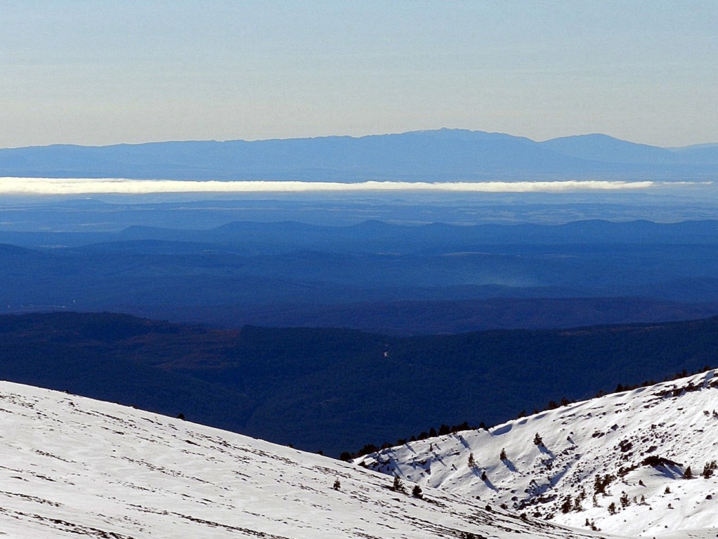 líneas
vistas desde el  Pico de Urbion , límite entre Soria y La Rioja  a 2,228 metros de altitud ; todo azul y blanco, precioso !.  
