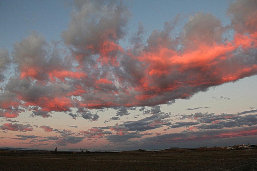 Como un lienzo
Al atardecer con las últimas luces del dia, las nubes adquieren un tono rojizo y rosado.
