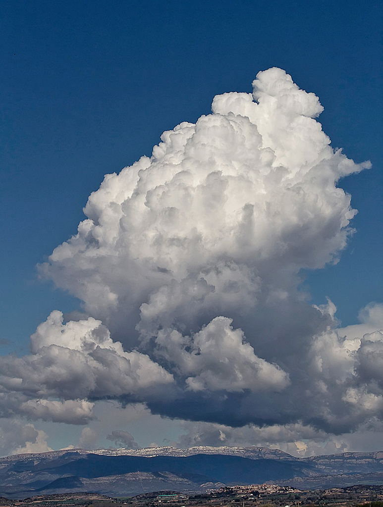 Flotando
Gran nube que a medida iba creciendo en altura se desplazaba suavemente en perfecto equilibrio.
