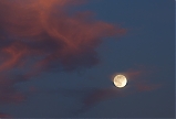 La luna y las nubes rosa