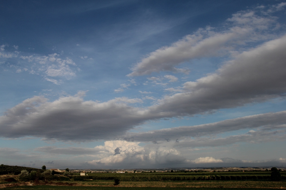 Stratocumulus y Cumlonimbus
"Nubes"

Formación de nubes por la tarde
