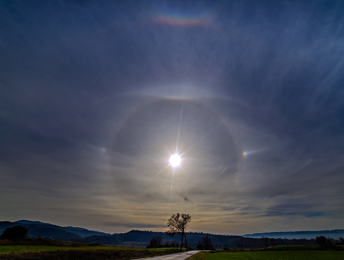 Esta captura del día 26 de enero de 2024 en Folgueroles no fue solo un halo solar, sino que tuvo compañía: ligero supra lateral, parhelio, círculo parhélico, arco Parry, arco tangente superior y arco circuncenital. Es la primera vez que veo todo esto en una misma imagen.
