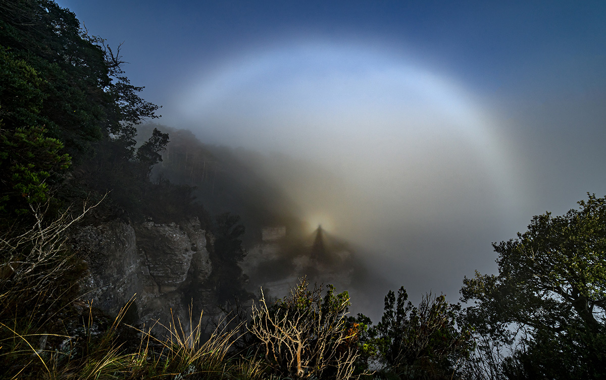 Imagen capturada en un lugar habitual de nieblas, el valle de Sau, la niebla llegaba hasta la zona elevada y se observaba el arco de niebla que más tarde coronó este Espectro de Brocken del centro de la imagen, un poco de suerte y paciencia, 8 de octubre de 2023.
