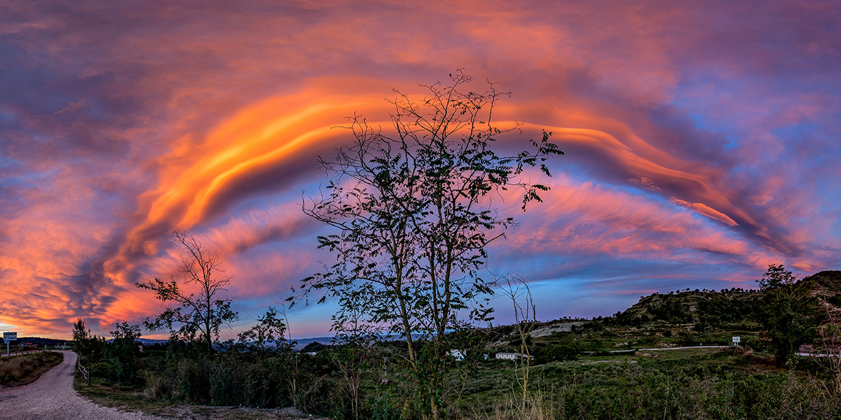 Un amanecer espectacular con candilazo de nubes lenticulares, unas nubes que atravesaban el cielo de sureste a noreste, un espectáculo que no cabía en el objetivo ultra angular y la solución para capturar esta gran parte de cielo fue unir cuatro tomas verticales el 17 de septiembre de 2024 en L’Esquirol.
