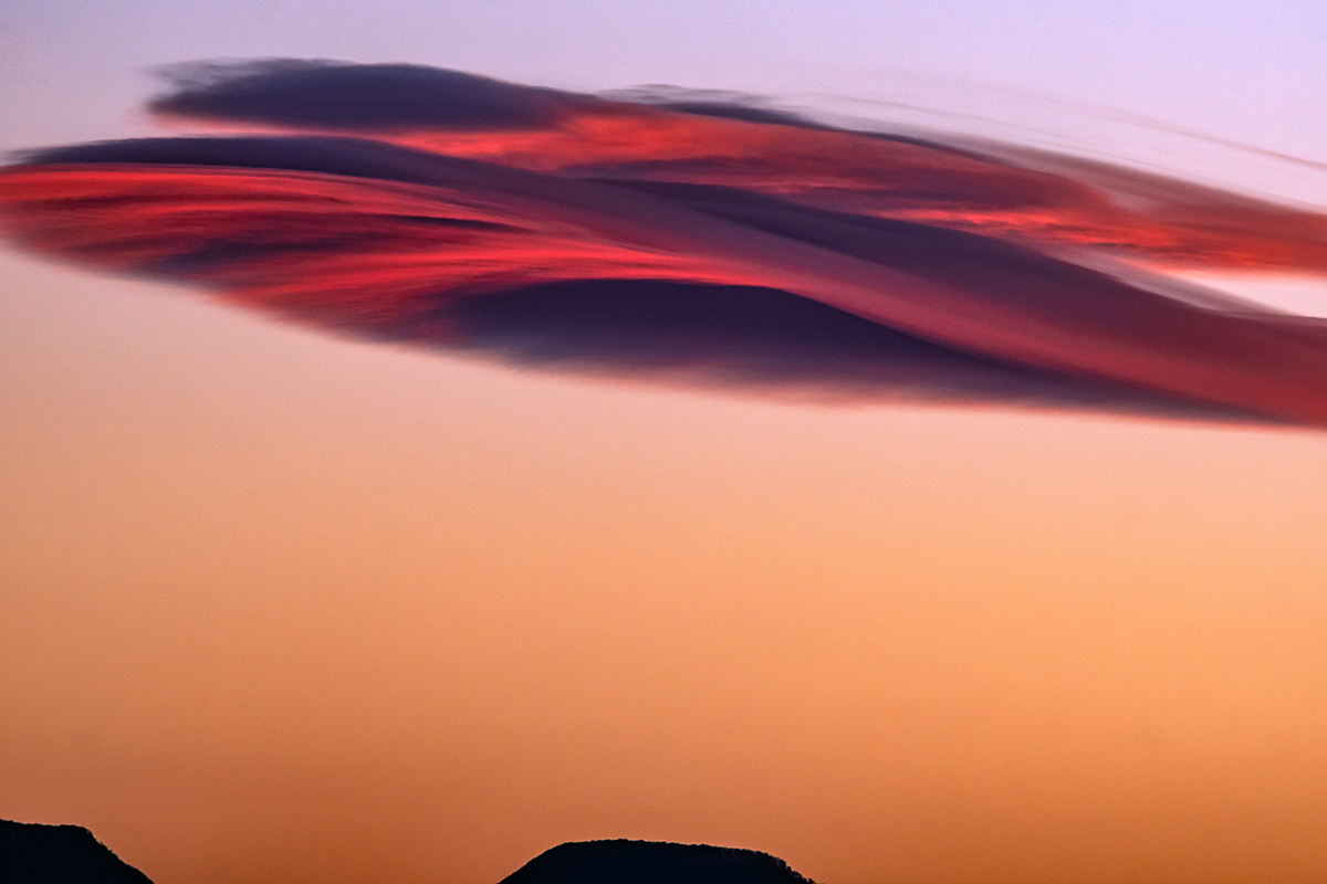 Una sola nube lenticular se observa a levante al amanecer, pero menuda belleza !!!, imagen capturada el 24 de abril de 2024 en Vic.
