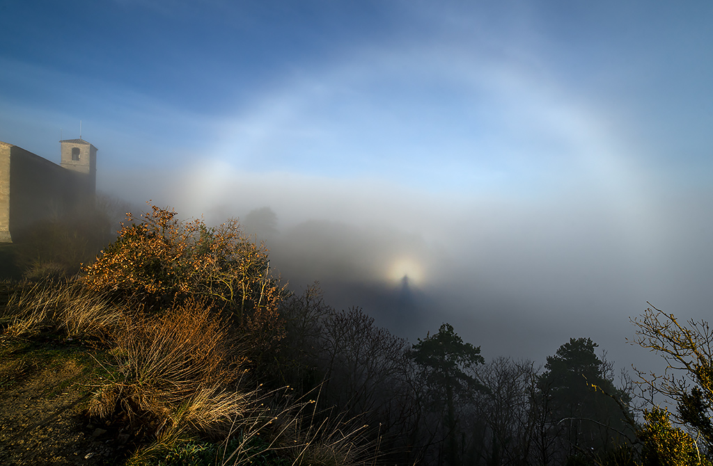 Arco de niebla con Espectro de Brocken
La zona elevada del Santuari dels Munts es un buen lugar para contemplar el mar de niebla, que en esta ocasión la niebla también subió y se formó este doble efecto óptico, el Espectro de Brocken con con un vistoso arco de niebla al lado del santuario.
