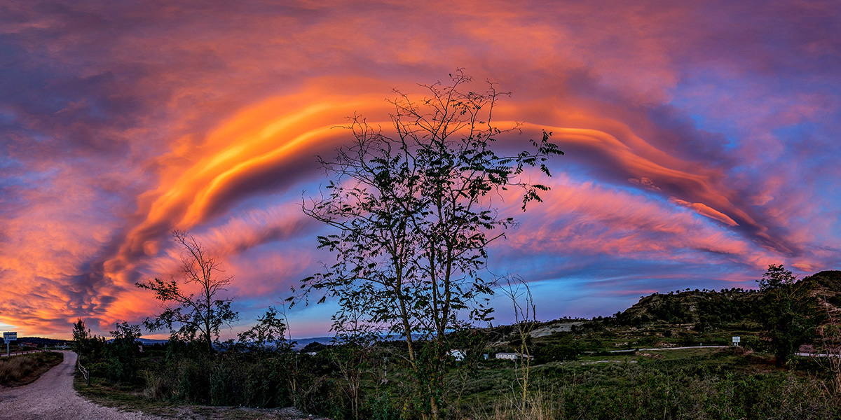 Un amanecer espectacular con candilazo de nubes lenticulares, unas nubes que atravesaban el cielo de sureste a noreste, un espectáculo que no cabía en el objetivo ultra angular y la solución para capturar esta gran parte de cielo fue unir cuatro  tomas verticales.
