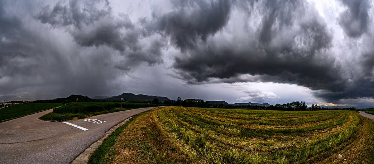 Aunque donde me encontraba en el momento de capturar la foto llegó poca lluvia, el cielo era espectacular desde  poniente con una cortina de lluvia hasta levante con ligera lluvia. Entre las cortinas se observa un potente arcus. Como no cabía todo el espectáculo en mi objetivo angular, capturé 5 fotos verticales.
