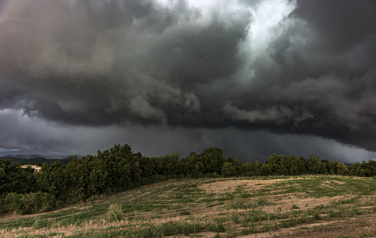 El cumulonimbo arcus era potente y por los tonos verdosos se ve que estaba descargando lluvia y granizo, sin embargo como podemos observar en una parte de la nube el tono es más rojizo debido al sol que iluminaba parte del paisaje y sobre todo la casa que vemos a la izquierda de la imagen. 
