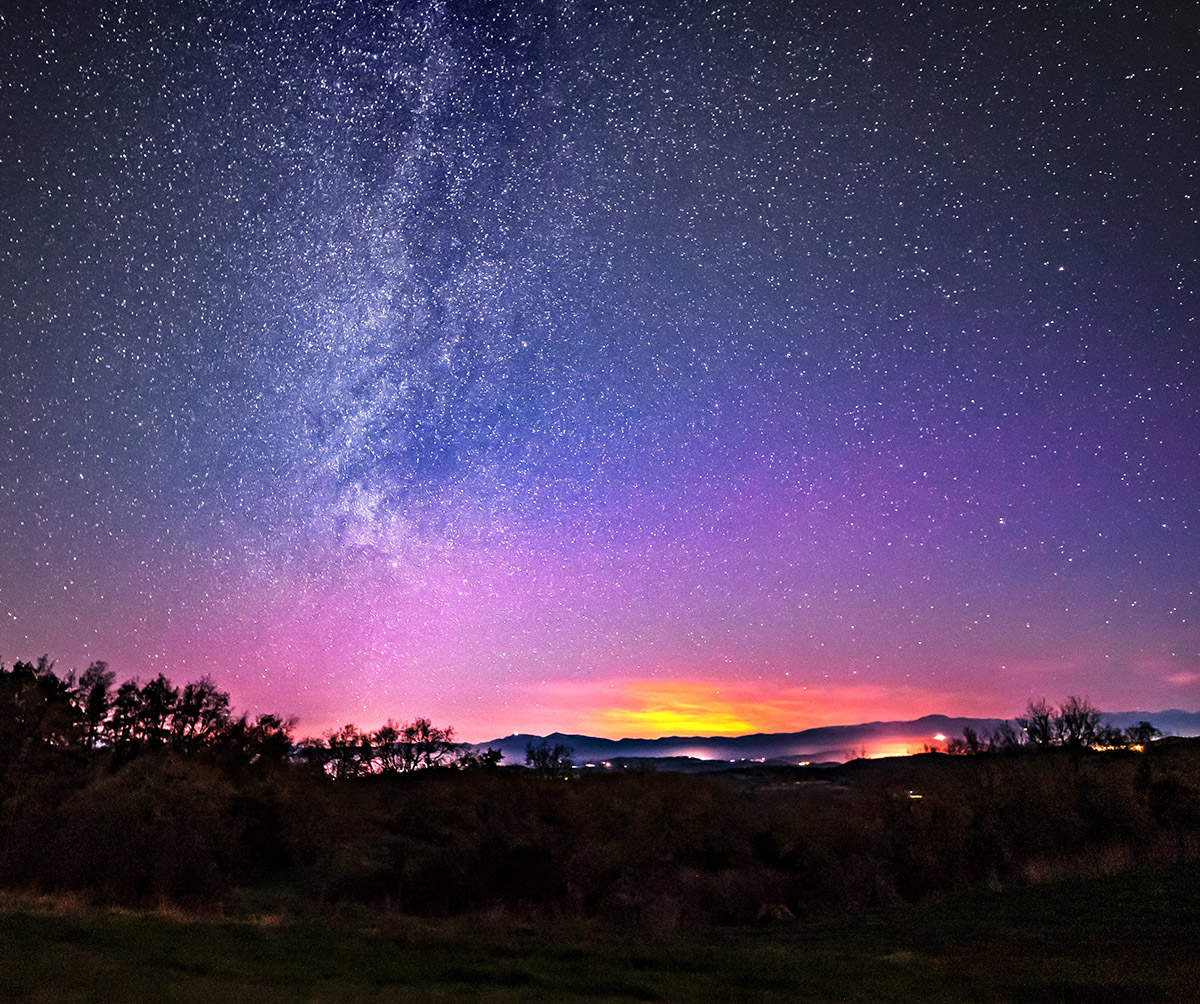 El primer día de este año 2025 empezó con una aurora arco SAR (Stable Auroral Red), acompañada a la izquierda por la Vía Láctea, dijeron que era posible su aparición y me situé en la zona norte de Sant Bartomeu del Grau para evitar un poco la contaminación lumínica, este arco era bastante bajo y tuve que buscar una zona elevada, a las 22 horas se pudo observar durante unos 40 minutos, luego se fue apagando. 
