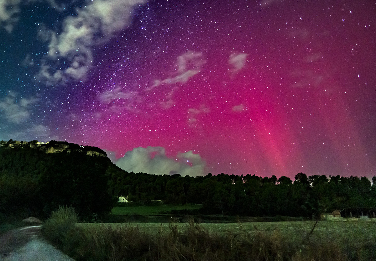 Muy avanzada la noche del 10 al 11 de octubre después de poder fotografiar auroras y cuando parecía que se acababan, la Vía Láctea coronó la aurora al desplazarse esta hacia el este, en medio de la aurora salían estos rayos crepusculares, diferentes sin duda a todos los que había visto, una experiencia única.
