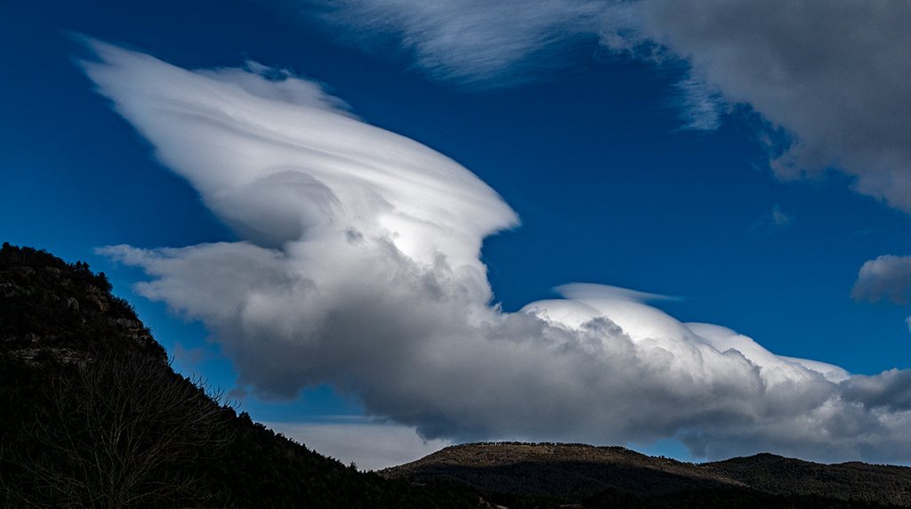 Cielo de viento
El viento provocó estas espectaculares nubes, como un ser fantástico galopando sobre las montañas de la comarca del Berguedà, eran parece nubes medias que duraban poco.   
Álbumes del atlas: zfi23 aaa_nuevas