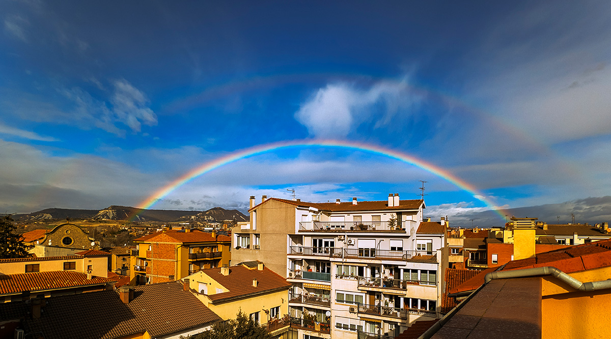 Casi sin lluvia se formó este doble arco iris a media mañana, el principal era muy vistoso y con mucha luz. la imagen la capturé desde casa y podemos ver a la izquierda la iglesia de mi barrio, el Remei. 
