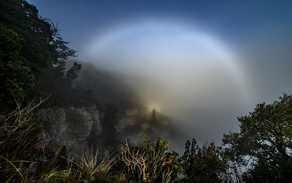 Espectro de Brocken con arco de niebla
Imagen capturada en un lugar habitual de nieblas, el valle de Sau, la niebla llegaba hasta la zona elevada y se observaba el arco de niebla que más tarde coronó este Espectro de Brocken del centro de la imagen, un poco de suerte y paciencia.
