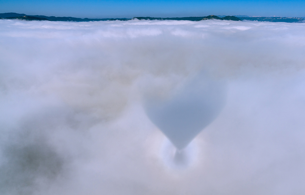 Espectro de Brocken desde el globo
El 6 de abril de 2017 en Vic (Barcelona), fue el primer día de vuelo en globo del “Trofeu internacional de globus Mercat del Ram 2017", con el valle "Plana de Vic" cubierto de niebla, al colocarse encima de la niebla el globo provocó con su sombra este Espectro de Brocken.
