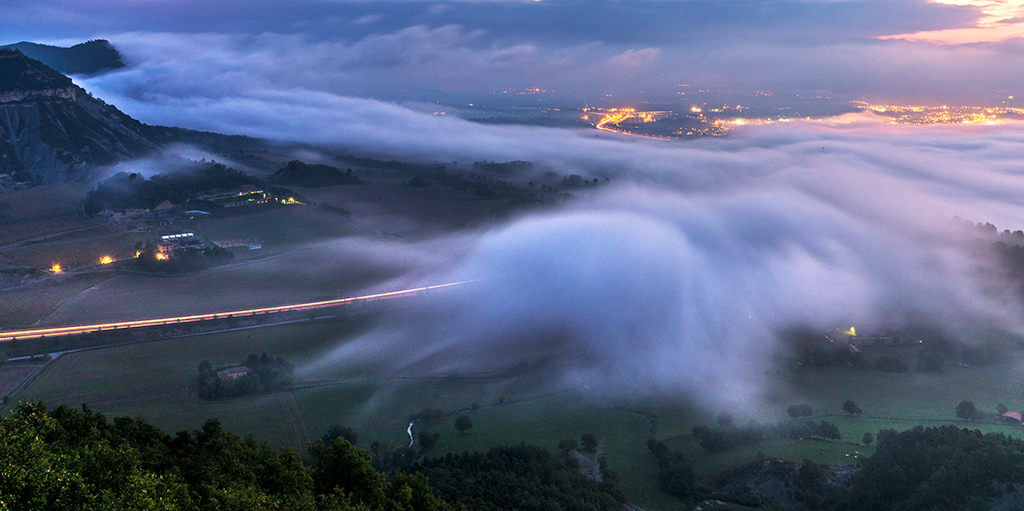 La niebla avanza
Al amanecer del día 27 de septiembre y aún con las luces de la ciudad de Vic encendidas, la niebla avanzaba como una sábana cubriendo la Plana de Vic, la foto la tomé desde la zona elevada de Sant Sebastià.
