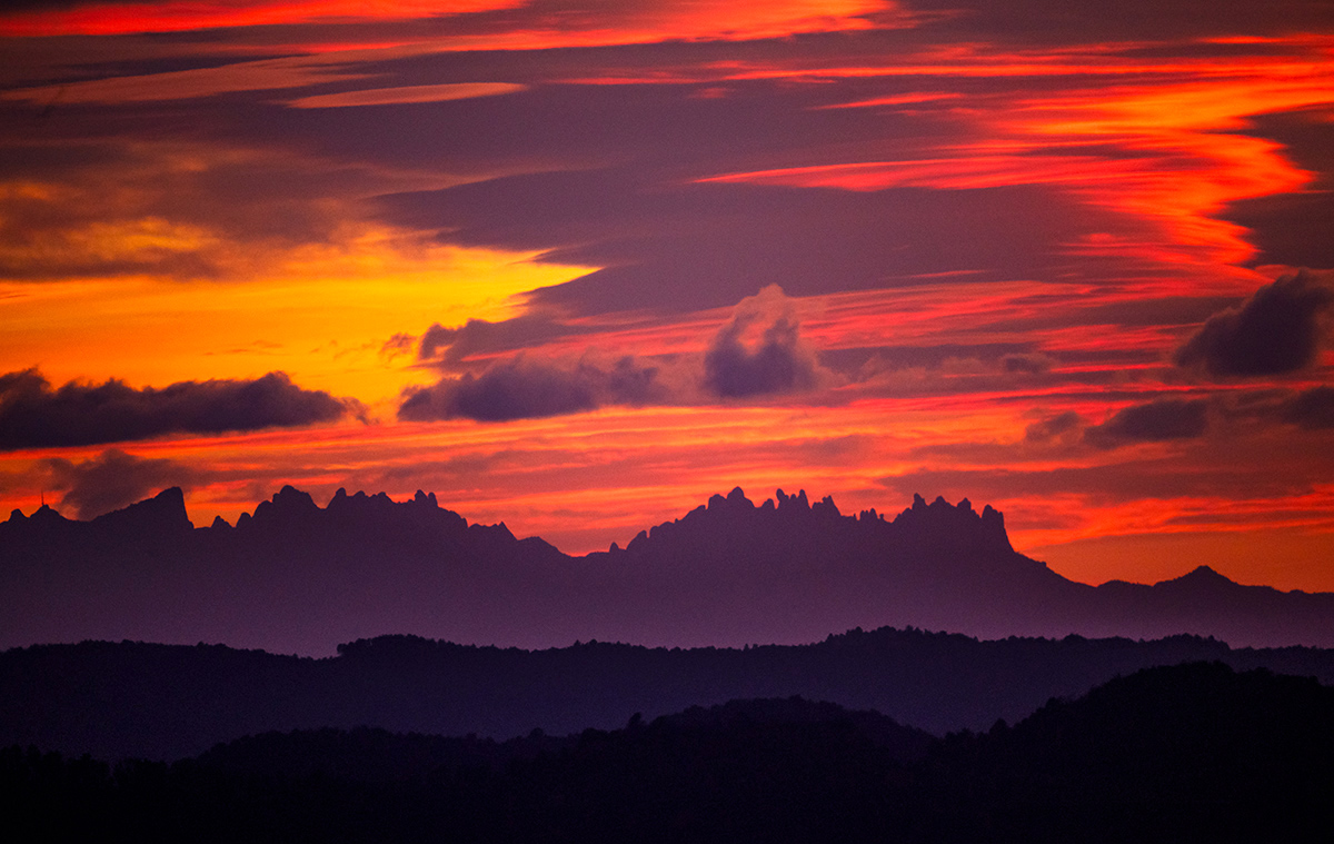 Desde la atalaya que más he frecuentado y más fotos he capturado, estaba observando el atardecer que se suponía espectacular con las nubes lenticulares y así fue, solo faltaba poder incluir en el encuadre la vistosa y emblemática montaña de Montserrat.
