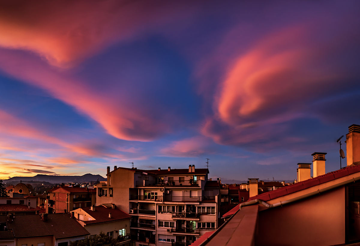 Siempre son bellas las nubes lenticulares y diferentes con los colores del atardecer, también son espectaculares sobre la ciudad como estas que capturé desde la azotea de casa.
