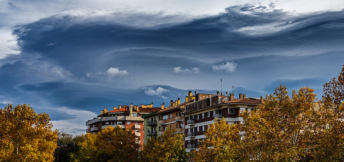 A veces paseando por la ciudad se pueden capturar vistosas imágenes de meteorología, como esta que capturé de regreso a casa, al cruzar el río Meder estas nubes lenticulares estaban colocadas justo encima de los plátanos con sus colores otoñales. 


