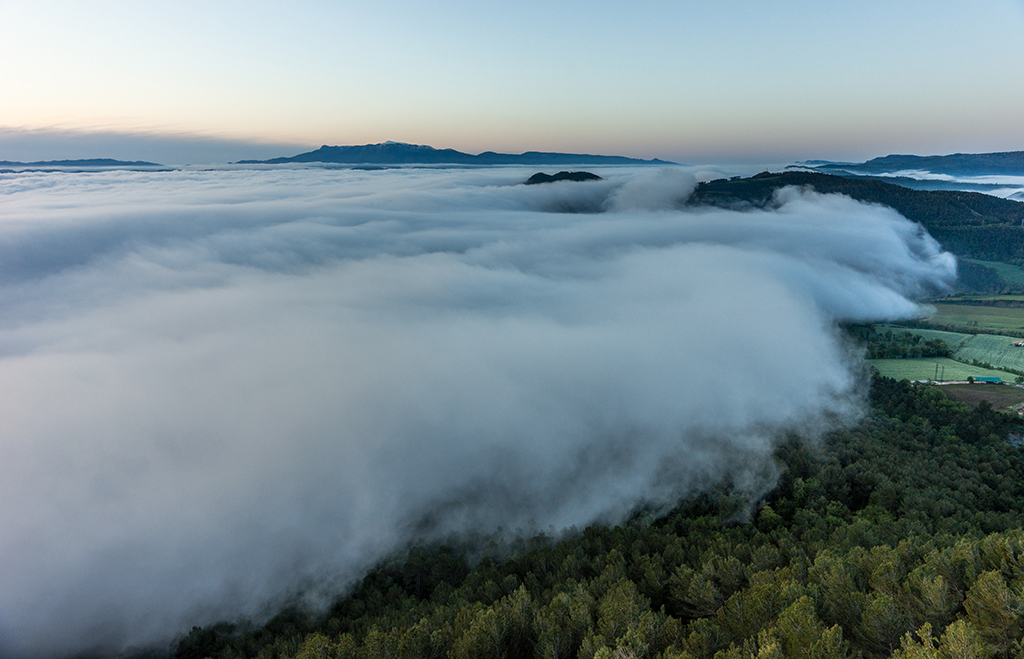 Llega la niebla
Desde el mirador "Roc Llarg" en Sant Bartomeu del Grau tomé esta foto al amanecer, la niebla avanzaba cubriendo paulatinamente el valle "Plana de Vic", lugar habitual de nieblas.
Álbumes del atlas: ZFP18 mar_de_nubes