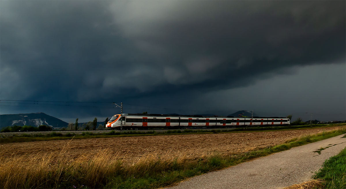 El arcus era espectacular, enseñando los dientes justo encima del tren. Capturé imágenes mejores este día pero en esta está el tren, un lugar habitual dónde hago fotografías en las afueras de Vic. 
