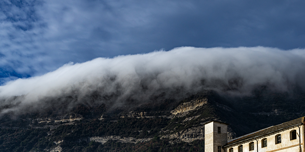 Sombrero de niebla deslizándose
Justo encima de Centelles se encuentra el monte Puigsagordi y en esta ocasión casi al mediodía, la niebla se deslizaba de la montaña como una cascada deshaciéndose antes de llegar abajo.   
Álbumes del atlas: zfi23 aaa_nuevas