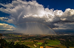 Cumulonimbo, arco iris, sol y lluvia