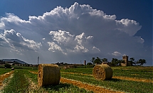 Gran cumulonimbo y sol en el campo