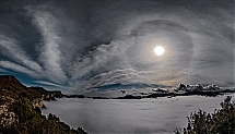 Halo_solar_con_nubes_radiales_y_mar_de_niebla.jpg