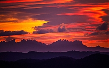 Lenticulares_con_la_montana_de_Montserrat.jpg