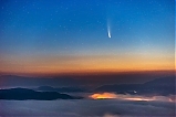 Pueblos bajo la niebla y el cometa Neowise