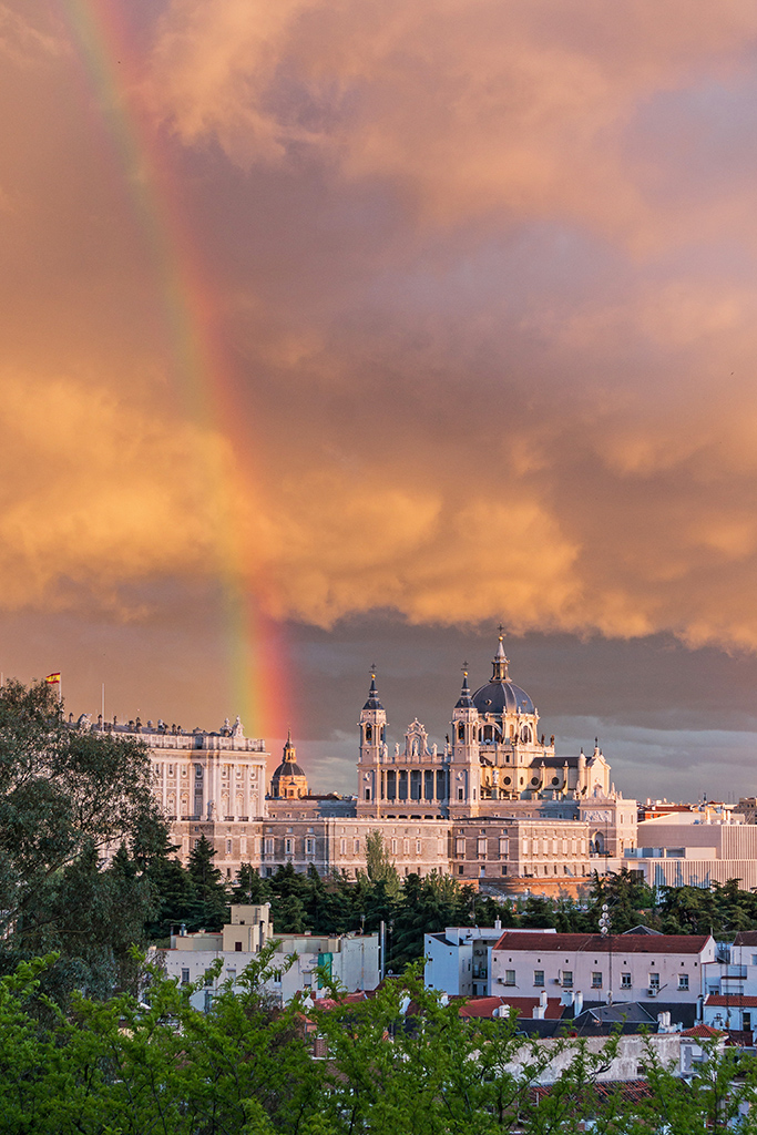 Arcoíris monumental
Tras una jornada de intensa lluvia, el sol asoma al atardecer, tonos naranjas acompañan a un espectacular arcoíris sobre el Madrid monumental.
