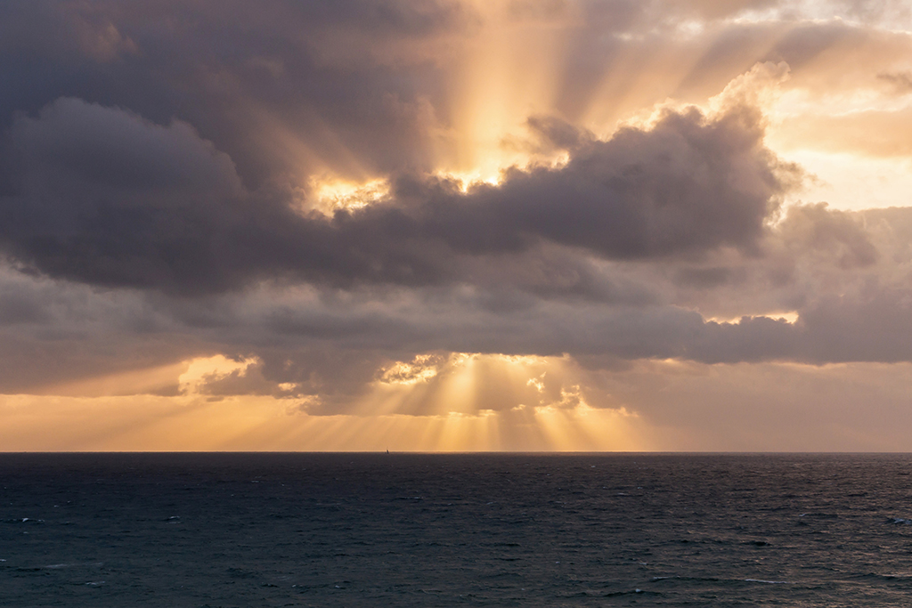 Rayos crepusculares
Centrado en el horizonte el sol desciende entre las nubes creando este bello fenómeno.
